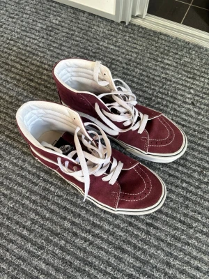 Röda vans - Röda vans i storlek 38,5 i jättebra skick!