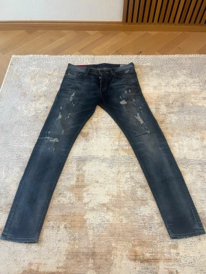 Diesel jeans  - Säljer dessa snygga Diesel jeans då de är för små för mig. Jeansen är i princip som nya och kommer i storlek W32 L32. Passformen är slim 