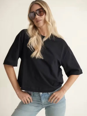 Svart oversized t-shirt - En svart oversized t-shirt med avslappnad passform och lite längre ärmar. Tillverkad i mjuk bomull som känns skön mot huden. Perfekt till jeans eller shorts för en chill look. Aldrig använd stolen var för liten