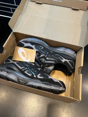ASICS GEL-NYC – Svart/Grå  - Säljer ett par ASICS GEL-NYC i svart/grå färg. Skorna är helt nya och passar storlek 43 