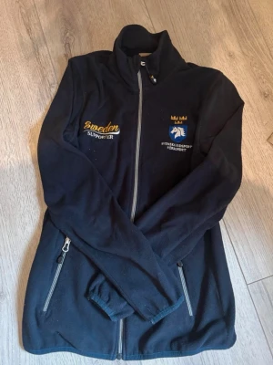 Marinblå fleecejacka Sweden Supporter - Superfin !! Från svenska ridsport förbundet 