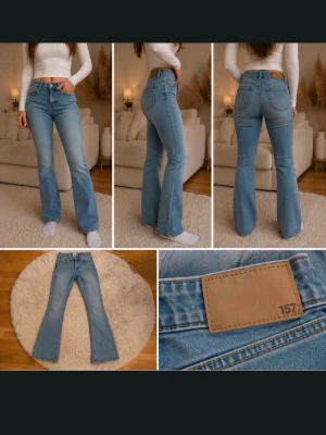 Ljusblå bootcut jeans 157 - Säljer ett par ljusblå bootcut jeans från 157 med klassisk femficksdesign och mid midja. Jeansen har en snygg utsvängd passform och är tillverkade i ett mjukt denimtyg. Perfekta för en trendig och avslappnad look.