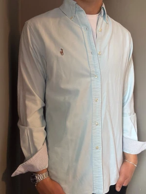 Ralph Lauren skjorta turkos – M slim fit - Säljer denna stilrena och snygga turkosa Ralph Lauren skjorta. Skjortan är i mycket bra skick förutom lite missfärgningar se sista bilderna. storlek M slim fit. Perfekt för både vardag och mer uppklädda tillfällen. Har du några frågor? Tveka inte att höra av dig. Allt gott från Deluxe Garderoben ⭐️ 
