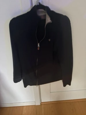 Morris zip tröja  - Säljer nu min Morris zip tröja. Den är i bra skick fast har tvättat den så storleken har minskat. Står m men skulle säga passar dig som är xs. Hör av er vid intresse 
