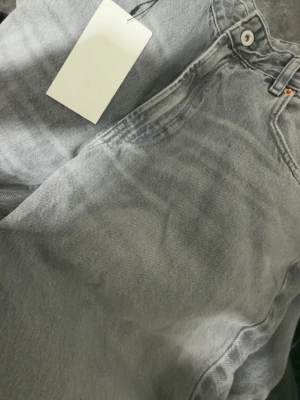 Zara flair jeans - Snygga grå jeans i flair modell med hög midja och klassiska fem fickor. Jeansen har en ljus tvätt och är tillverkade i denim. Perfekta för dig som gillar en avslappnad men trendig stil. Helt nya oanvända. Priset kan diskuteras!