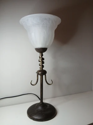 Bordslampa med en glasskärm och metallfot - Bordslampa med en fot i metall och en skärm i glas. Lampan har en höjd på 47 cm.