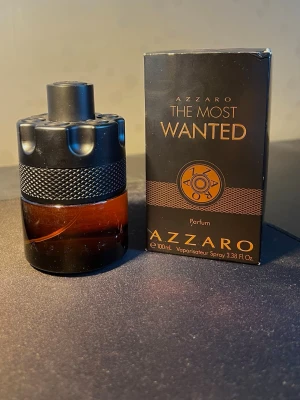 Azzaro The Most Wanted Parfum - Säljer min Azzaro The Most Wanted Parfum 100 ml, se bild 2, då jag vill testa några nya dofter och kommer inte använda den lika mycket då  1000kr+ nypris En superfint vaniljig doft som passar perfekt till hösten och vintern som närmar sig, passa på nu innan efterfrågan och därmed pris ökar ☕️🍦🔥  Vid minsta fundering, tveka inte på att skicka ett meddelande! 😀