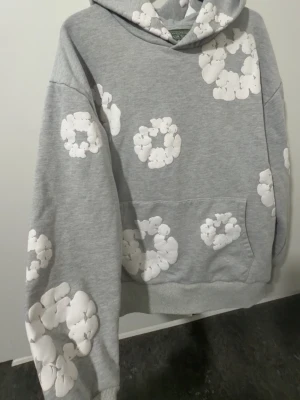Denim Tears - Denim Tears set. Jätte snygga och passar för allt, top kvalité du kan tvätta flera gånger utan problem, de vita blommorna på gör det extra speciellt och storleken är S men passar som M eftersom hoodien kommer i one bigger size storlek. Priset kan diskuteras!