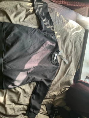 Stone Island-tröja – storlek M -   Säljer en snygg Stone Island-tröja i storlek M. Tröjan är i fint skick, men är något kort i ärmarna för mig. Passar därför bäst för någon som är lite kortare i armarna.  Storlek: M Skick: Nytt skick Anledning till försäljning: Ärmarna är för korta för mig.               ! Tröjan har väldigt korta armar så man får avgöra om dem passar!!