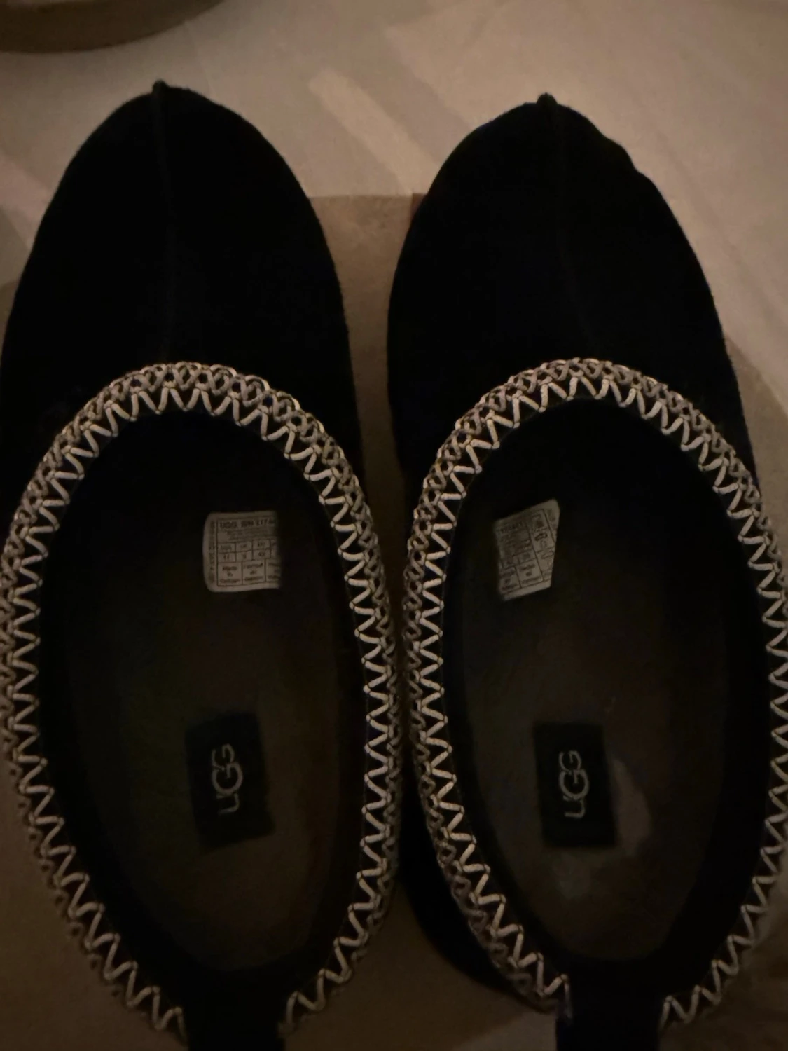 Svarta UGG tofflor med mönstrad kant - 6