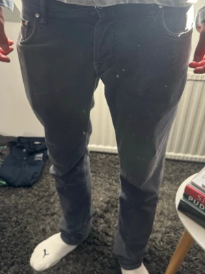 Jacob Cohen jeans - Jacob cohen jeans i snygg blågrå färg. Strl 31. Grymt skick. Modellen är 182cm och väger 65kg. 