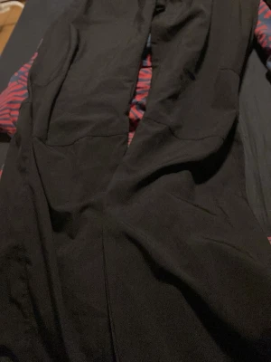 Svart dunbyxor  från North Bend - Snygg svart dunbyxor från North Bend med enkel design och diskret logga på benen byxan  har en klassisk passform och är perfekt för lager-på-lager-stil. Tillverkad i ett mjukt och lätt material som håller dig varm under kyliga dagar ända Swhis Hämtas i Västerås Flocksta 3