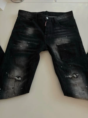 Dsquared2 Jeans 46 - Sköna dsquared2 jeans i bra kavlite nästan som ny passar fint för dom som är mellan 167-175 ishh mer eller mindre bryr på hur du vil dom sitter ( inga synliga defekter bara en tråd nånstans innaför som sticker ut typ 3-2cm ishh