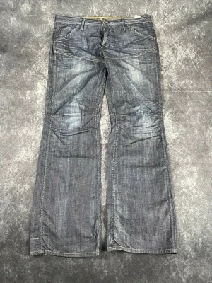 Blå G-Star vintagejeans för herrar i storlek W33 L34 - Snygg blekning och fint linjeformat slitage. Slitstark och bekväm denim.  Skick: 9,5/10  Midja: 47 cm Benslut: 25 cm Lår: 33 cm Totallängd: 110 cm Måtten finns även på bilderna  Skickas inom ett dygn På min profil finns fler jeans 2-96