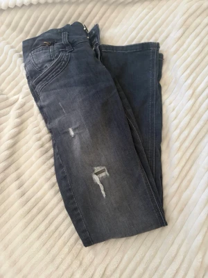 Mörkgrå jeans med slitningar - Jättefin ltb jeans säljer på grund av att dom är försmå!
