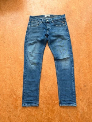 Blå slim fit jeans från Replay willbi Stockholmsstil  - Mycket fint skick. Storlek 30/30. Regular slim fit 
