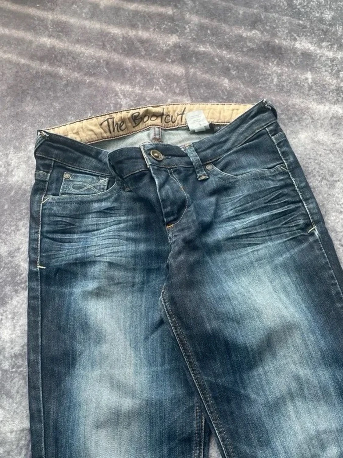Whiskered-tvättade bootcutjeans för kvinnor från 2000-talet i storlek W29 L30 - 4