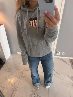 Grå Gant hoodie - Grå gant hoodie som inte längre används. Väldigt bra skick, nypris vid köp 1600kr, nu runt 1000kr. 