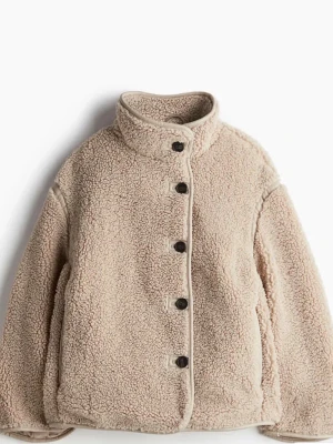 Beige teddyjacka med hög krage - Kan tänka mig sänka lite vid snabb affär! Mysig beige teddyjacka med hög krage och stora svarta knappar framtill. Jackan har två sidofickor och är gjord i fluffigt teddy-material som ger en avslappnad och trendig look. Perfekt för kyliga dagar och enkel att matcha med olika outfits.