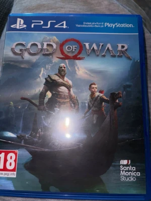 God of War till PS4 - Säljer spelet God of War till PlayStation 4. Omslaget är blått och spelet kommer i originalfodral med skiva. Actionfyllt äventyrsspel från Santa Monica Studio med nordisk mytologi och episka strider. Perfekt för dig som gillar intensiva spelupplevelser.