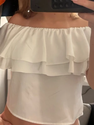 Off shoulder volang topp - Jätte fin off shoulder volang topp från Gina