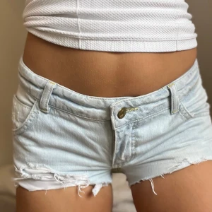 Ljusblåa lågmidjade jeanshorts  - Köpte här på plick men de va fel storlek tyvärr! Bilderna är från förra säljaren🤗