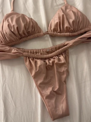 Calzedonia bikini  - Säljer min absoluta favorit bikini då den tyvärr blivit för liten. Säljs inte längre därav priset!!! Underdelen är i storlek Xs och överdel i storlek S. Underdelen passar dock S också!! 