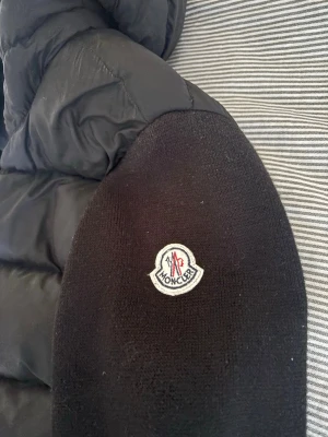  Moncler cardigan - En äkta Moncler cardigan som passar perfekt till hösten som kommer. Är för liten för mig så säljer vidare den till en som passar bättre i den
