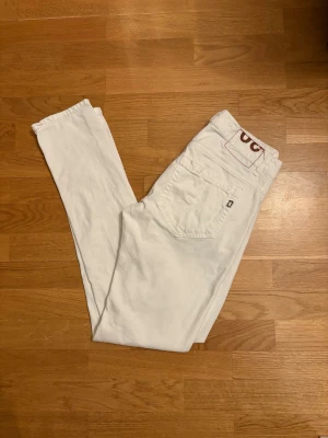 Dondup jeans - Snygga vita dondup byxor i toppskick. Inga synliga defekter och nästintill nyskick.                       Modell George.                                                       Bara att skriva för fler bilder eller info.😊