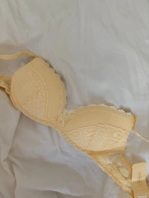 Intimissimi bh gioia  - Helt ny och oanvänd! Säljer då jag redan har flera andra intimissimi bhar o denna har inte kommit till användning 💗 Jag brukar ha storlek 75C men den passar ändå! Hittar den ej på hemsidan! Pris kan diskuteras💗