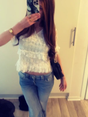 Ljusblå bootcut jeans - Säljer ett par ljusblå bootcut jeans med klassisk femficksdesign och normal midja. Jeansen har en avslappnad passform och är tillverkade i denim med lätt tvättad look. Perfekta för en chill och trendig stil. #y2k # Stockholm style #gina tricot #jeans 