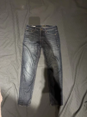 Jack & Jones jeans - Rätt så nya 8/10 skick. Jag är 182 och väger 70kg och det sitter bra på mig. Passform är lite slim jeans. Fraktar inom 1-3 dagar. Priset kan diskuteras. Skriv också om du vill ha mått så löser ja de! 