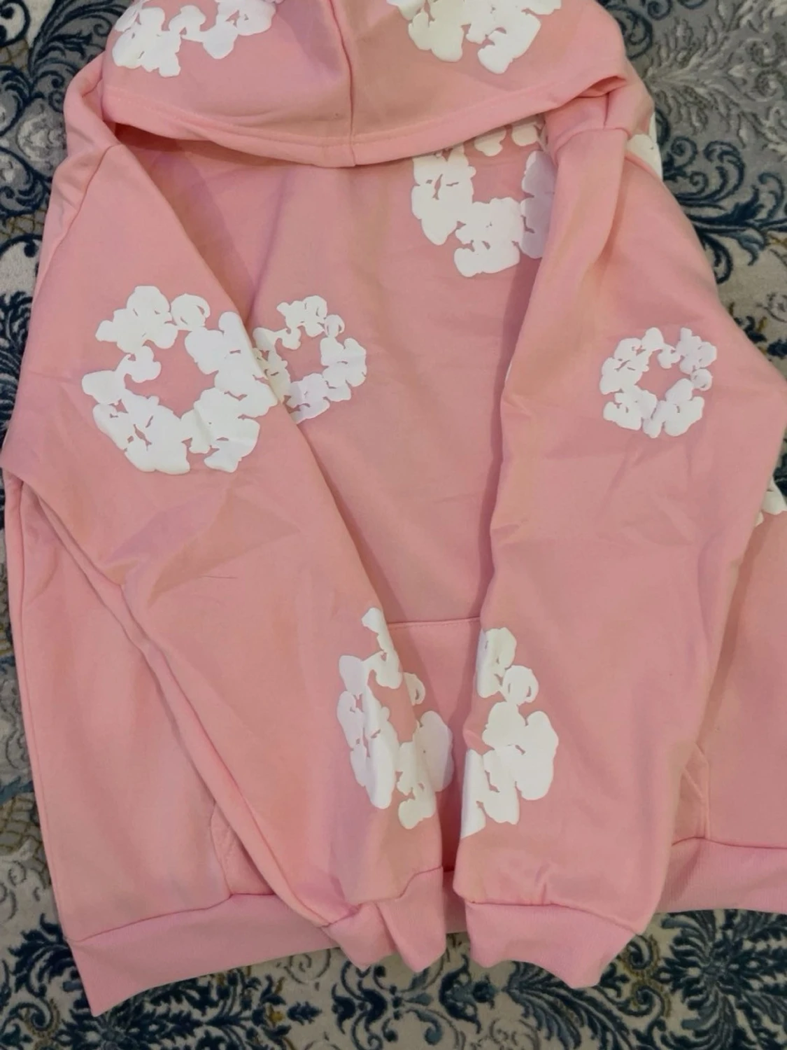 Rosa hoodie med vita blommor