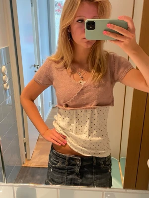 Rosa omlott bolerotopp - Säljer en söt ljusrosa, kortärmad bolerotopp i stickat material med omlottdetalj. På lappen står de att det är XL men passar bättre som S/XS