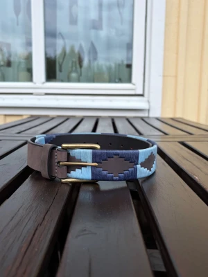 Navy blue broderat bälte - Limiterat antal! Säljer nu dessa super feta bälten i tre olika färger och har alla storlekar mellan 80-110 cm. Priset är endast 349 kr och vi fraktar alltid inom 1-2 dagar