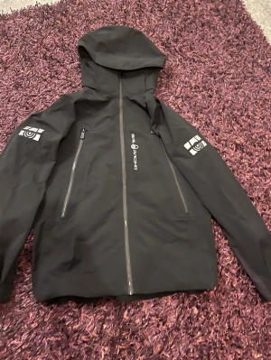 Sail racing vindjacka  - Hej säljer min helt nya salu rackng vindjacka då den är i fel size. Den splitter ny endast testat och super bra mot regn och dåligt väder. Köpt på sail racings butik i Stockholm. Köpt för 2999kr säljer för 1500kr. Size L/Large