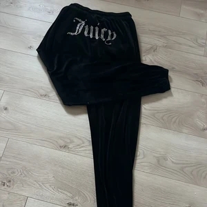 Juicy couture byxa - Svarta juicy couture med strass. Storlek M  Aldrig använda