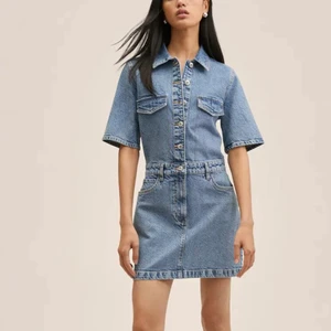 Jeansklänning från mango - Säljer en jeansklänning köpt på mango för 599 kr, använd endast en gång. Storlek S🥰 säljer för 299 kr