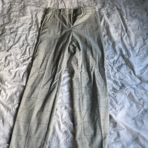 Kostymbyxor  - Helt oanvända kostymbyxor med rutigt mönster från hm. Bara att skriva för fler bilder eller frågor❤️