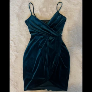 Sammets klänning - Klänning från New look i sammet strl 34/XS. Endast använd 1 gång
