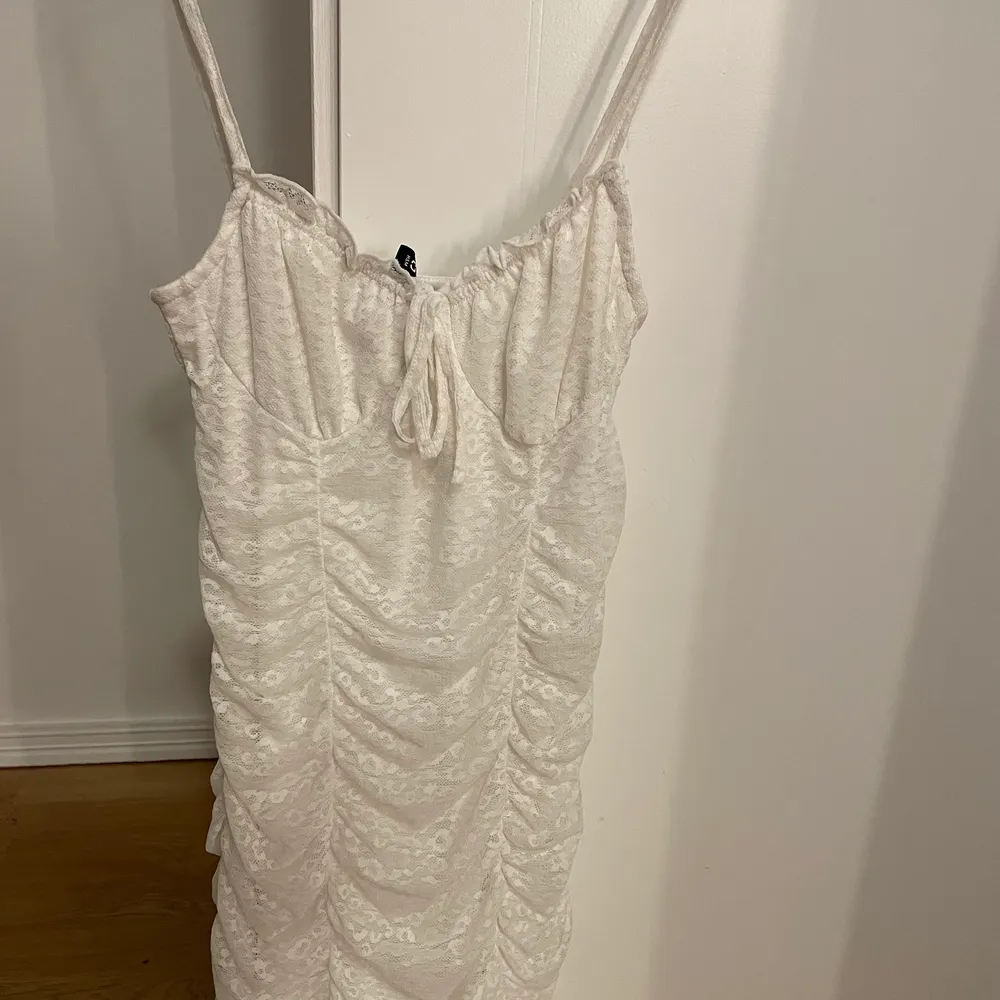 Köpte denna fina klänningen för ett årsen från hm i storlek xs. Endast använd på första bilen och på en konfirmation. Säljes då den inte kommer till användning. kommer inte ihåg vad jag köpte den för🙈. Klänningar.