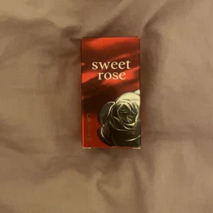 Sweet rose - la rive  - Fantastiskt god doftande parfym. Helt oanvänd, har en likadan så känner att jag likaväl kan sälja denna!  Köpte den för 109kr😇 Pris kan diskuteras! 