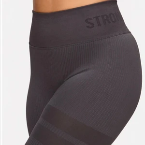 Stronger Tights - Fina ribbade Stronger nypris -:699 säljer för 150.  • Använda 3-4 gånger, säljer pga att dom inte kommer till användning nåmer. Fler bilder får önskas:)