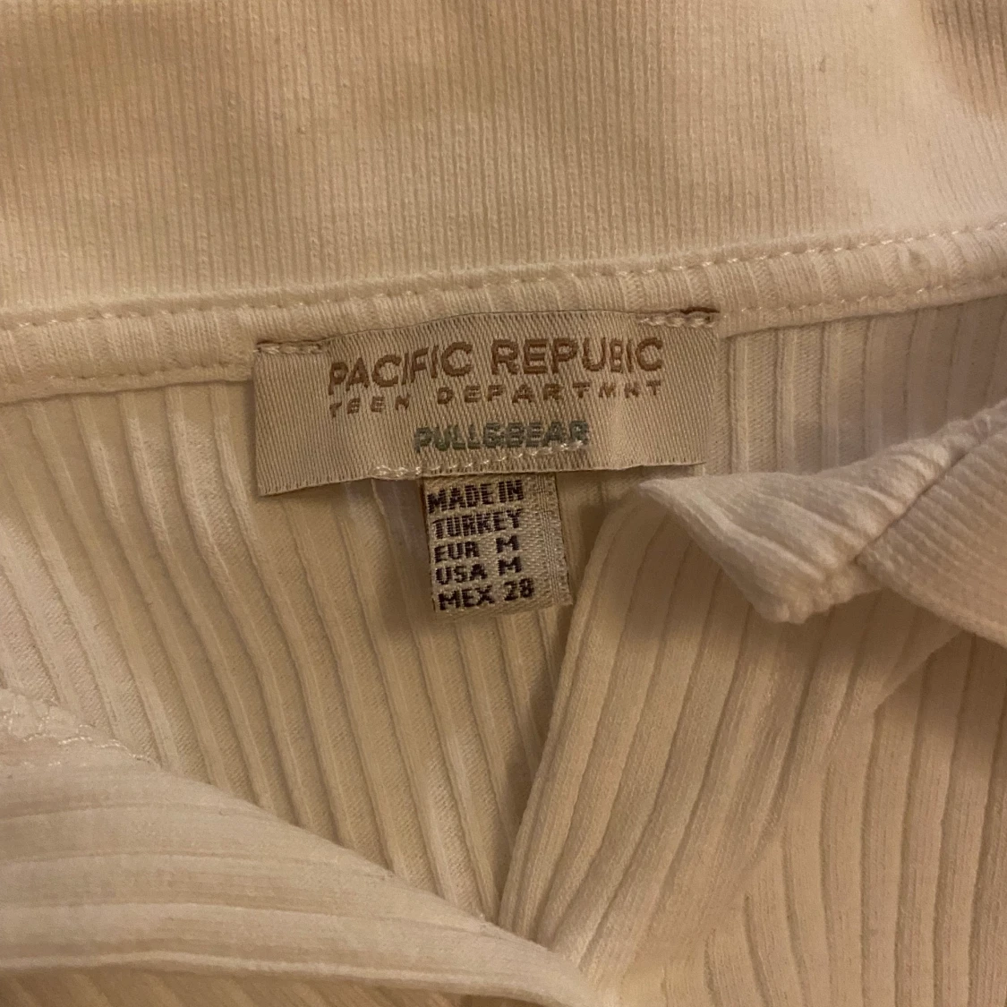 Vit tröja med krage (pull and bear) - 90