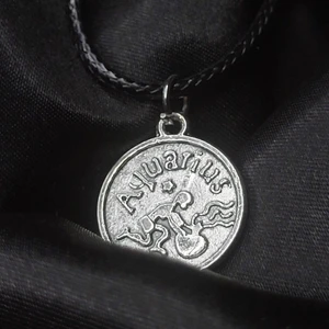 Aquarius Halsband! ♒  - Egengjort halsband med stjärntecknet vattumannen/aquarius berlock! Framsidan visar vattumannen tillsammans med stjärntecknets namn på engelska, medan baksidan visar tecknet och en egenskap associerat med personer födda i tecknet. 45cm långt men justerbart