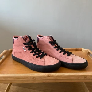 Vans The Lizzie - Helt nya Vans The Lizzie, vänster skon har blivit solblelkt  Storlek: Ny pris: 999kr