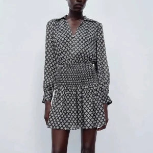 klänning zara - säljer denna snygga klänning från zara! 