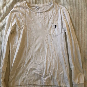 Ralph lauren långärmad tröja  - Säljer vit långärmad Ralph Lauren tröja i nyskick strlk S. Ralph lauren hästen är i mörkblå färg. Tröjan är unisex och fungerar för både män som kvinnor. 