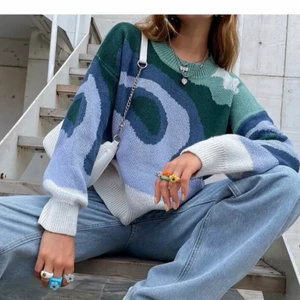 Snygg Stickad tröja  - Säljer denna stickade tröjan från Shein! Perfekt att ha i garderoben och säljes då jag har en likadan till🥰 