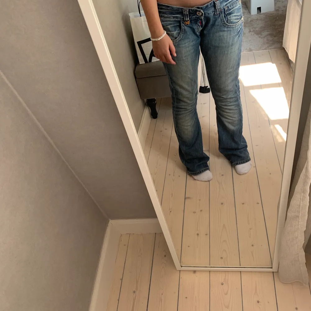 Snygga lågmidjade jeans (bootcut)! Insydda så de passar numera storlek 36, lite stora i midjan på mig så har satt in ett skosnöre så man kan justera midjan enklare (går o ta ut)! Fler bilder mm privat, fler intresserade = budgivning🙌🏻❤️🔥 obs ja är 163cm!!. Farkut & Housut.